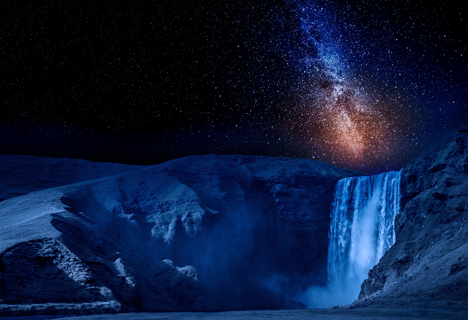Escena de una cascada con las estrellas por encima
